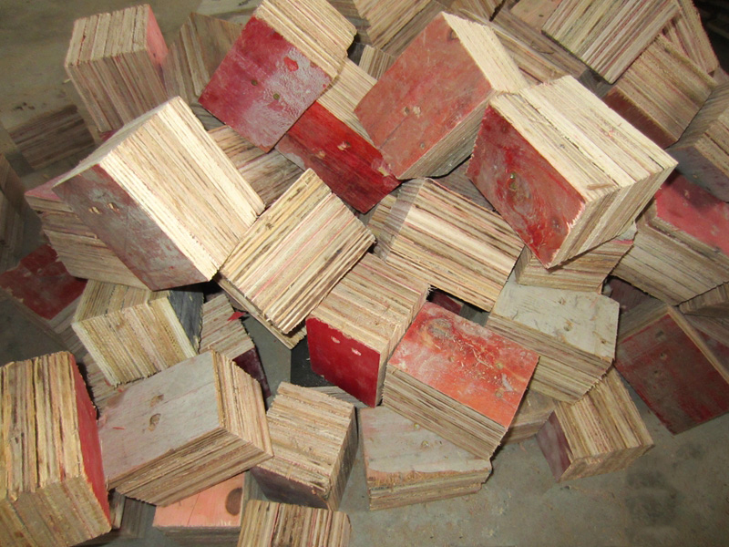 膠(jiāo)合闆(pǎn)腳墩(dūn) plywood foot pier.jpg